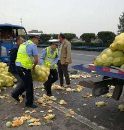 吃瓜群众把瓜摔一地,吃瓜群众摔瓜背后的故事