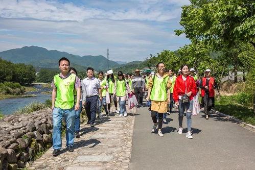湖边的吃瓜群众是什么,见证夏日街头百态